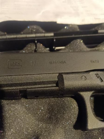 Vendo Glock 17, réplica autorizada por Glock para Umarex. 3 cargadores,balines y bolas de plomo. Peso 00