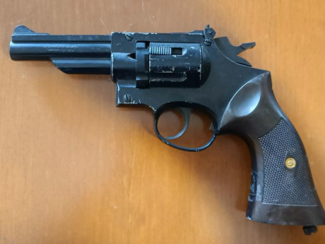 Vendo revólver CROSMAN modelo 38C accionado por aire comprimido en bombonas de CO2. Funciona perfectamente 01