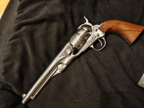 Buenas noches.

Vendo revolver inoxidable Aldo Uberti colt army cal 44 

Revolver bastante poco visto. 02