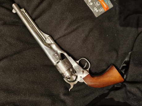 Buenas noches.

Vendo revolver inoxidable Aldo Uberti colt army cal 44 

Revolver bastante poco visto. 01