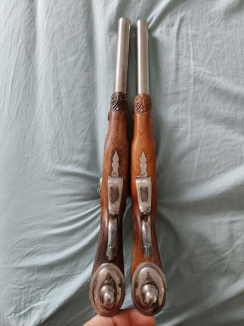 Buenas tardes.

Vendo dos preciosas pistolas de duelo, F. Rochatte Paris cal 45. Del fabricante AMR.

La 11