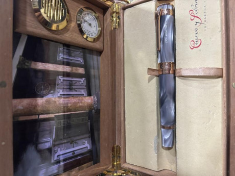 Buenas, pongo a la venta esta pluma del 130 aniversario de Cuervo y Sobrinos.

Colección: Edición Limitada 02