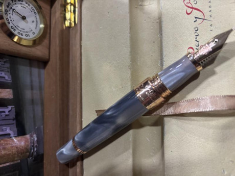 Buenas, pongo a la venta esta pluma del 130 aniversario de Cuervo y Sobrinos.

Colección: Edición Limitada 01