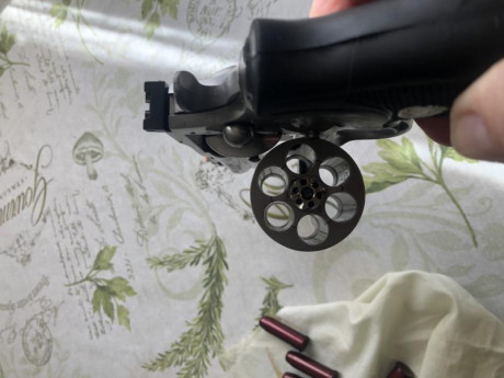 Vendo COLT ANACONDA calibre 44RM en stainless steel y 4 pulgadas, está prácticamente nuevo. 
Regalo funda 131