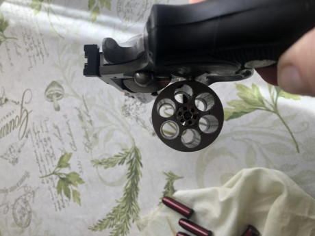 Vendo COLT ANACONDA calibre 44RM en stainless steel y 4 pulgadas, está prácticamente nuevo. 
Regalo funda 141