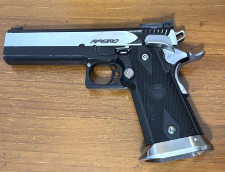 Se ofrece magnífica pistola STI Apeiro cal.40SW  :
*  5 cargadores STI, con tapas Doble Alpha.
* Seguro 01