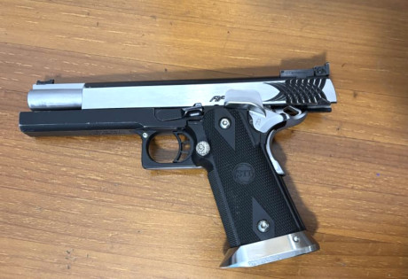 Se ofrece magnífica pistola STI Apeiro cal.40SW  :
*  5 cargadores STI, con tapas Doble Alpha.
* Seguro 00