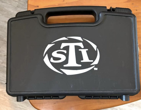 Se ofrece magnífica pistola STI Apeiro cal.40SW  :
*  5 cargadores STI, con tapas Doble Alpha.
* Seguro 10