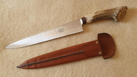 Saludos, 

Por compartir de vez en cuando alguna cosa, os cuelgo imágenes de un cuchillo gaucho (facón, 02