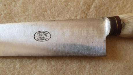 Saludos, 

Por compartir de vez en cuando alguna cosa, os cuelgo imágenes de un cuchillo gaucho (facón, 01