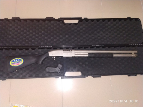 Se vende escopeta Mossberg modelo 590 TACTICAL MARINER de corredera en cal.12/76, tiene capacidad para 00