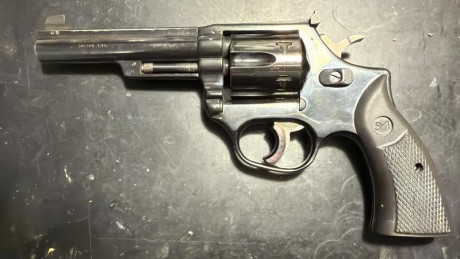 Por motivos de espacio en armero vendo dos revólveres clásicos y de fabricación nacional. 
ASTRA MATCH 30