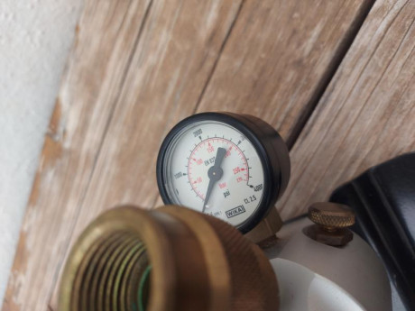 Por cese de la actividad deportiva, sigo vaciando el armero....
Vendo bomba manual para aire comprimido 10