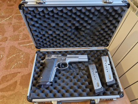 Pistola de competición Smith & Wesson Target Champion de 9 mm. 

Excelente estado, poco uso. 

Con 02