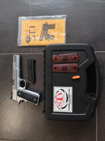 Pistola 1911 inoxidable, 9mm PB. Dos juegos de cachas, maletín original, fannel para entrada cargador 01