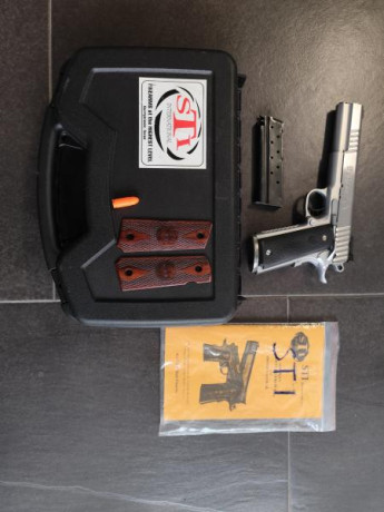 Pistola 1911 inoxidable, 9mm PB. Dos juegos de cachas, maletín original, fannel para entrada cargador 00