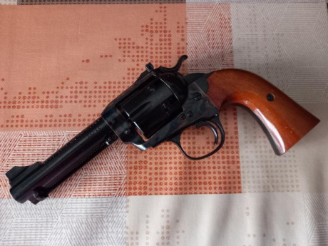 Revolver NAA avancarga. 22 con útiles de recarga incluidos dosificador y montador de tambor y revolver 01