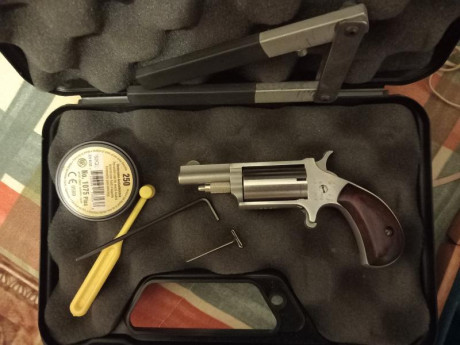 Revolver NAA avancarga. 22 con útiles de recarga incluidos dosificador y montador de tambor y revolver 00