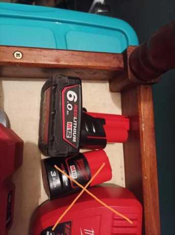 Podadora de mano Milwaukee M12 BLPRS, sin escobillas (brushless), con una batería de 6ah, correa para 00