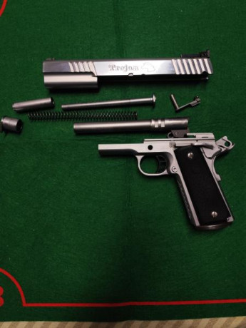 Pistola 1911 inoxidable, 9mm PB. Dos juegos de cachas, maletín original, fannel para entrada cargador 20