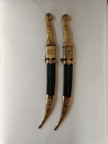 Vendo dos dagas decorativas de origen turco fabricadas aproximadamente en los años 70.

La hoja es curva, 01