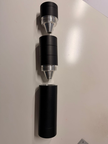 Buenos días,

pongo a la venta este supresor para carabina de PCP en calibre 22
Rosca UNF 1/2
Fue comprado 01