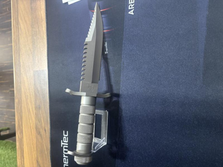 Buenas compañeros, pongo a la venta este precioso cuchillo, una referencia en los cuchillos de Supervivencia. 02