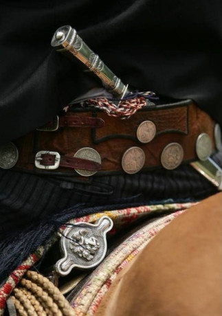 Saludos, 

Por compartir de vez en cuando alguna cosa, os cuelgo imágenes de un cuchillo gaucho (facón, 40