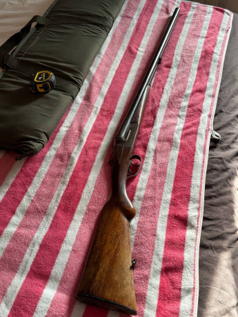 Escopeta paralela TIKKA Cal 12 
• Usada para la caza, funcional. 
• Incluye: - Funda de transporte   
• 02