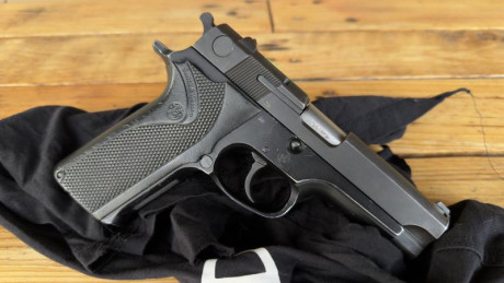 Se vende 9 mm con 2 cargadores y maletín, funcionando correctamente sin  interrupciones y buena agrupación, 00