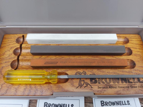 Por cese de la actividad deportiva, sigo vaciando el armero....
Lote de herramientas Brownells para el 02