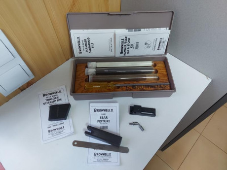 Por cese de la actividad deportiva, sigo vaciando el armero....
Lote de herramientas Brownells para el 00