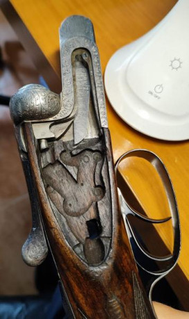 Se ofrece a la venta una escopeta Victor Sarasqueta Modelo 216 HH Hispania, calibre 12, una pieza clásica 41