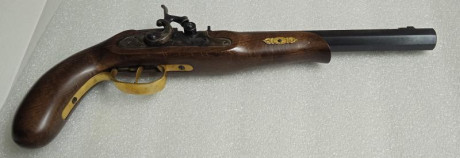 Hola. Vendo pistola Davy Crockett, de Ardesa, calibre 32. Sólo estrenada. Está afinada, aunque no tiene 00