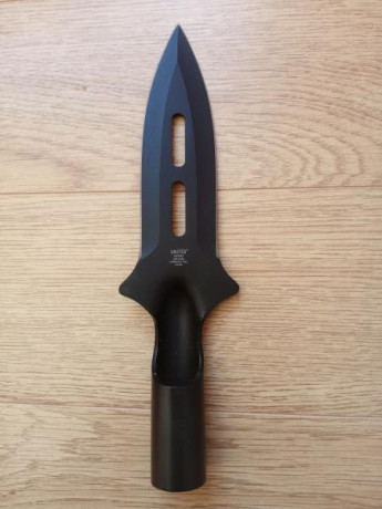 Vendo Lanza United con empuñadura hueca para acoplar un astil de madera. Doble filo. Incluye funda protectora 01