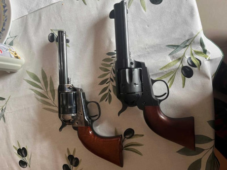Vendo dos revolveres en libro de coleccionista de replicas los dos tienen certificado Bope y estan incritos 01