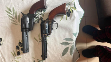 Vendo dos revolveres en libro de coleccionista de replicas los dos tienen certificado Bope y estan incritos 00