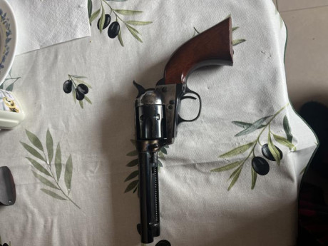 Vendo dos revolveres en libro de coleccionista de replicas los dos tienen certificado Bope y estan incritos 20