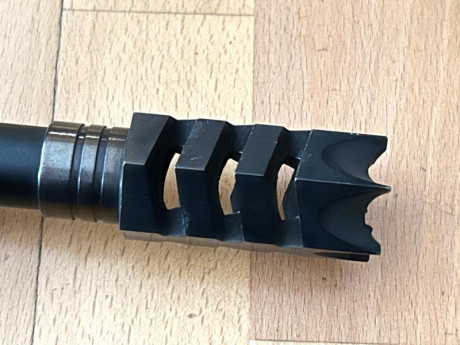 Se vende escopeta Saiga calibre 12/76, semiautomática, modificada por Armería Casa Puntos con freno de 02