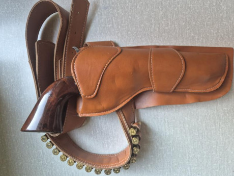 Vendo Revolver Aldo Uverti " El Pacificador " en 357 con muy pocos tiros, lo vendo en 550 euros, 02