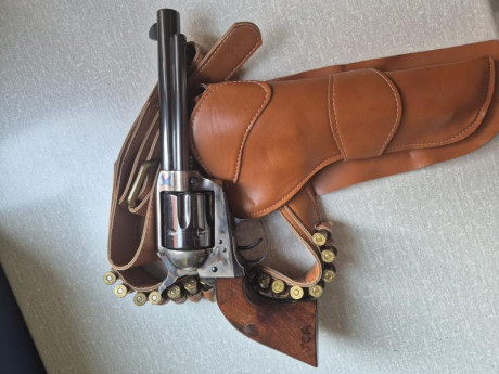 Vendo Revolver Aldo Uverti " El Pacificador " en 357 con muy pocos tiros, lo vendo en 550 euros, 00
