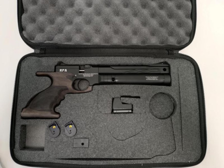 Pistola diseñada con potencia de 12 julios y velocidad de 157 m/s.
Incluye sistema de carga rotativo de 01