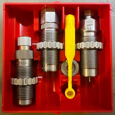 Set 3 dies.  Desempistonador y recalibrar vaina, con anillo de carburo tungsteno, die abrir boca y dosificar 11