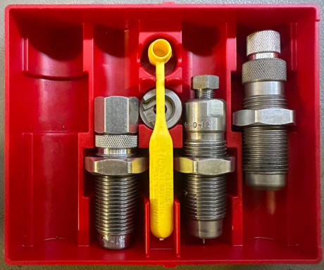 Set 3 dies.  Desempistonador y recalibrar vaina, con anillo de carburo tungsteno, die abrir boca y dosificar 10