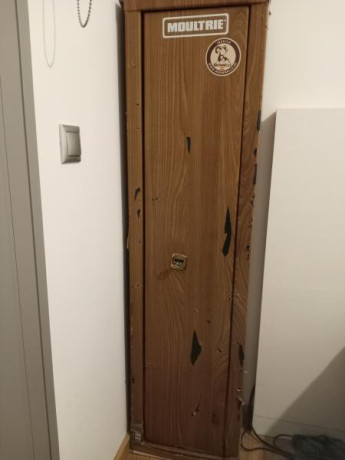 Vendo armero 6 armas largas, con bandeja superior para pistola, municion ect.
El interior lo tengo forrado 02