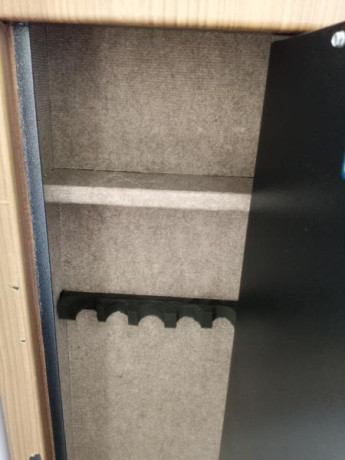 Vendo armero 6 armas largas, con bandeja superior para pistola, municion ect.
El interior lo tengo forrado 00