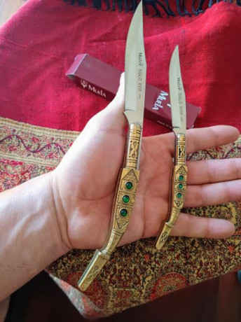 Muela modelo ML12, serie siglo XVIII, modelo Grande, longitud total, 26 cm. Latón macizo con piedras verdes, 02