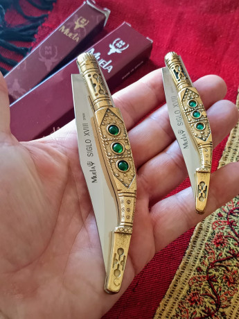 Muela modelo ML12, serie siglo XVIII, modelo Grande, longitud total, 26 cm. Latón macizo con piedras verdes, 01