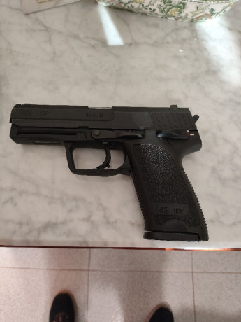 Vendo pistola HK modelo USP calibre 9mm x19 con dos cargadores funda y maletín de transporte como nueva 02