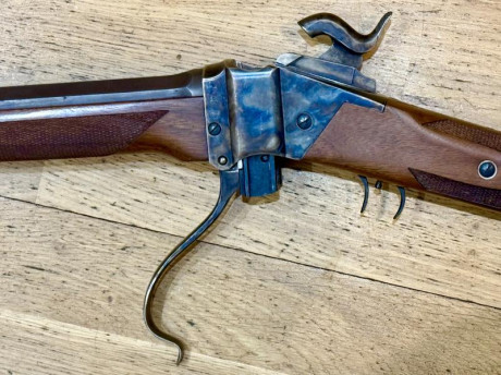 urnas tardes a todos, ahora le ha llegado el turno a mis rifles. El primero es un 1863 Sharps Sporting 12